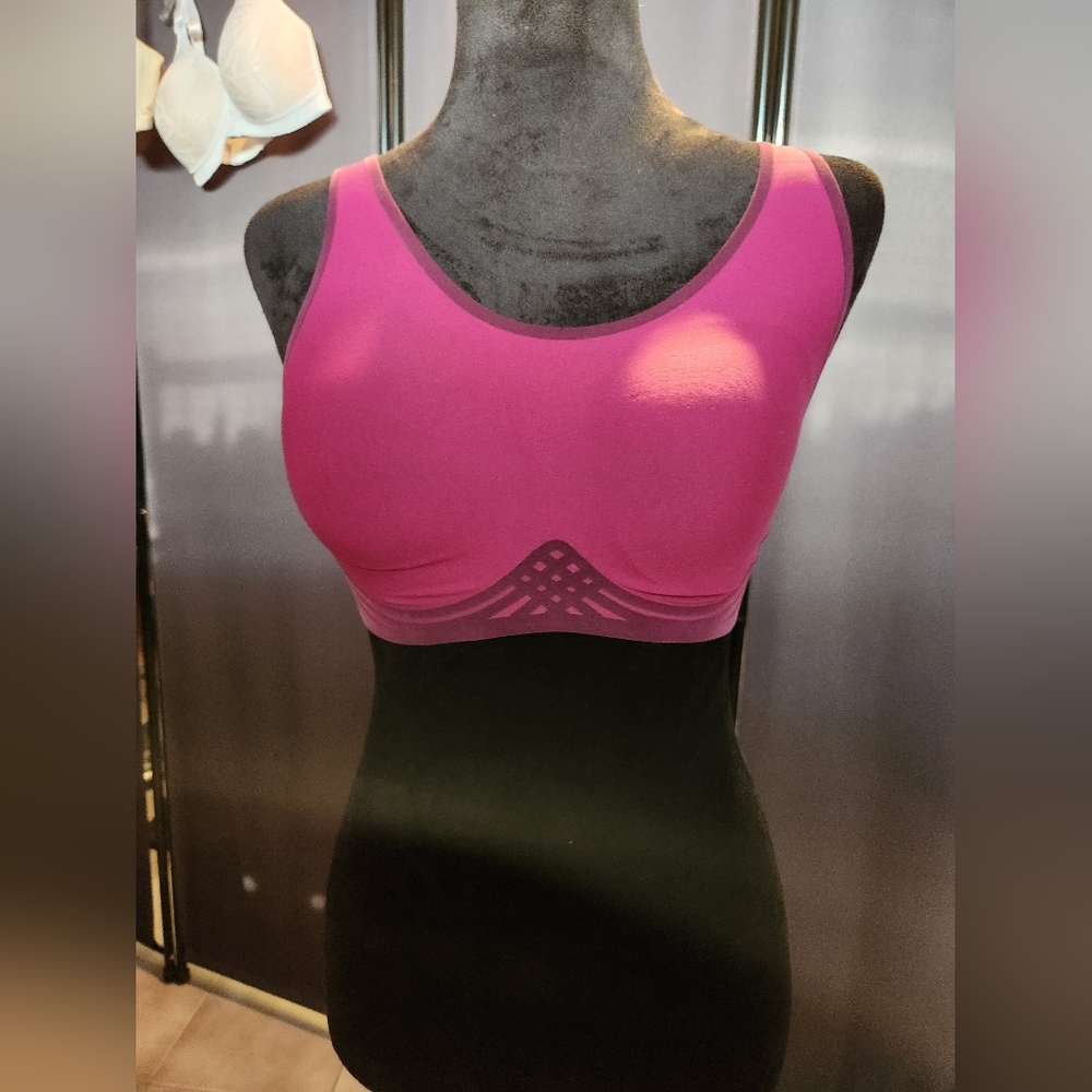 Seamless Wireless Sports Bra in Magenta